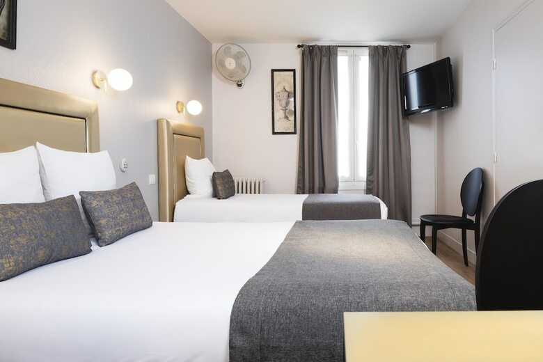 A L'hotel Des Roys