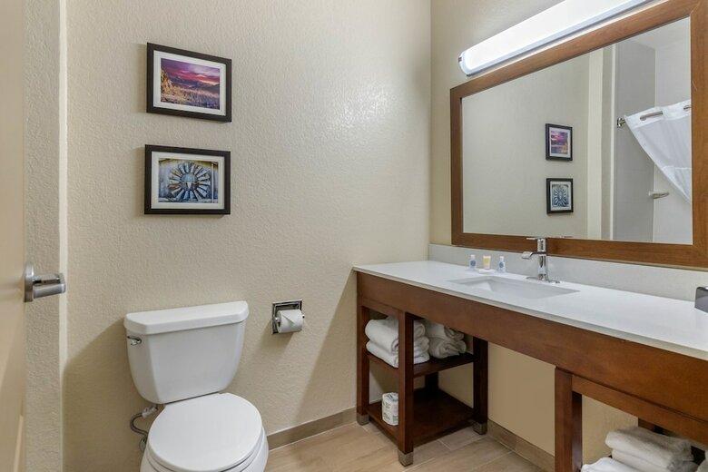 Hotel Comfort Suites Airport North