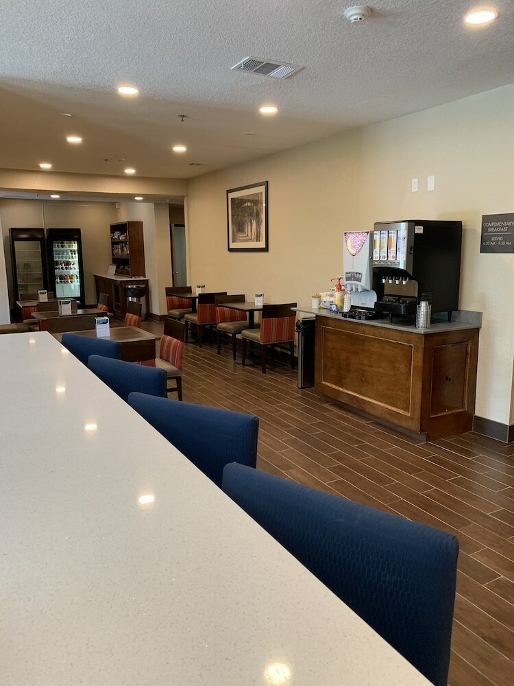 Hotel Comfort Suites Airport North