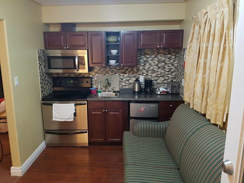 Hotel Bayside Inn & Waterfront Suites