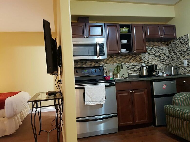 Hotel Bayside Inn & Waterfront Suites