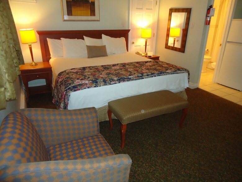 Hotel Bayside Inn & Waterfront Suites