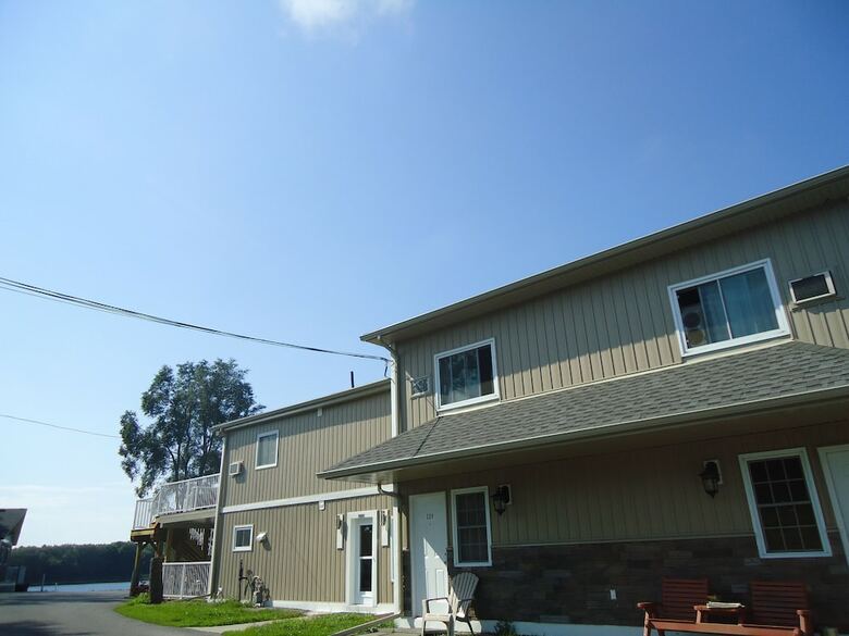 Hotel Bayside Inn & Waterfront Suites