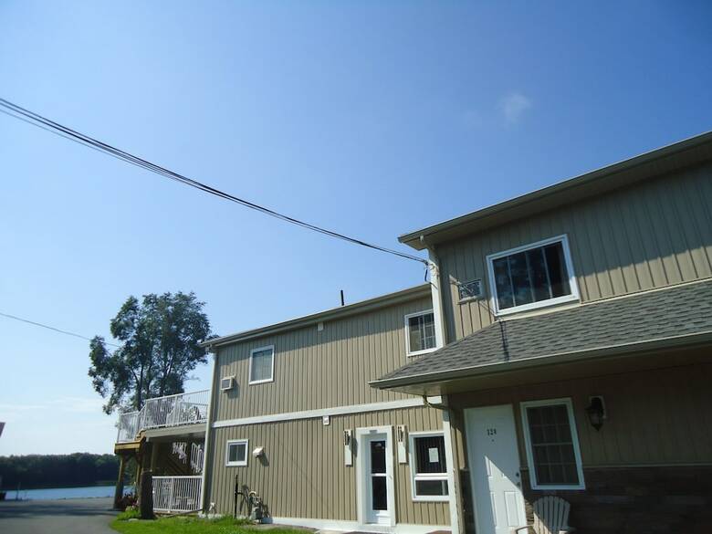 Hotel Bayside Inn & Waterfront Suites