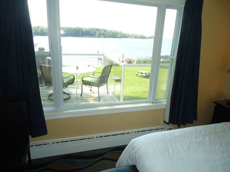 Hotel Bayside Inn & Waterfront Suites