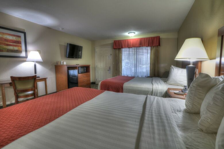 Hotel Crossroads Inn & Suites