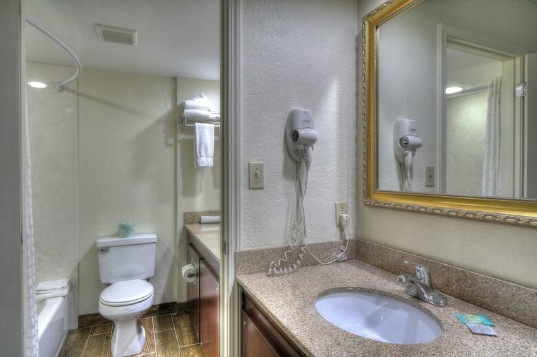 Hotel Crossroads Inn & Suites