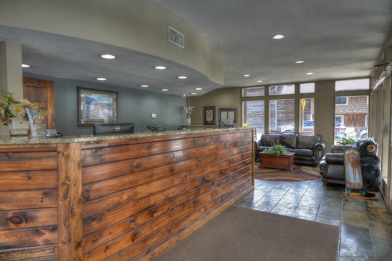 Hotel Crossroads Inn & Suites