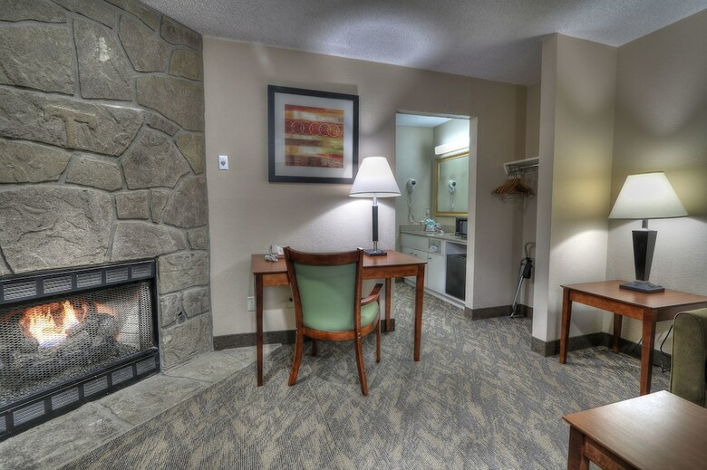 Hotel Crossroads Inn & Suites