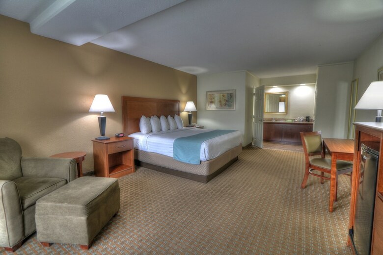 Hotel Crossroads Inn & Suites