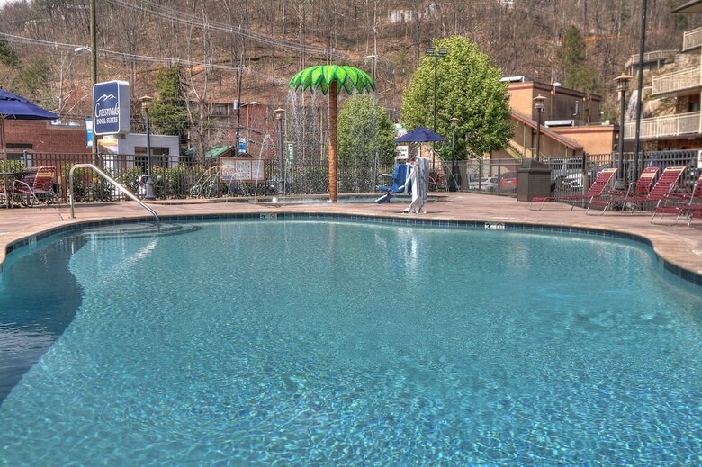 Hotel Crossroads Inn & Suites