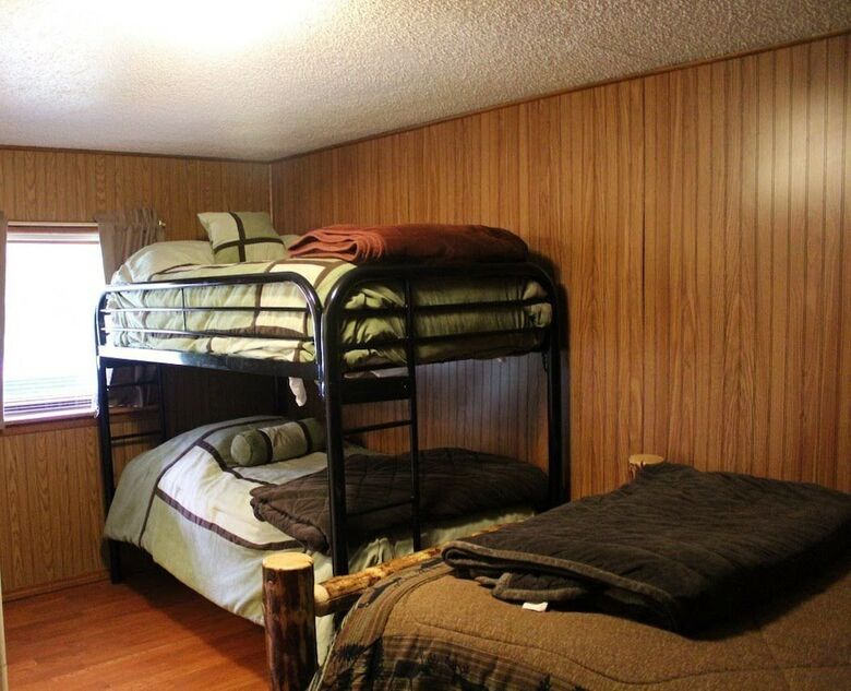 Cabana Gwin's Lodge & Roadhouse Est. 1952