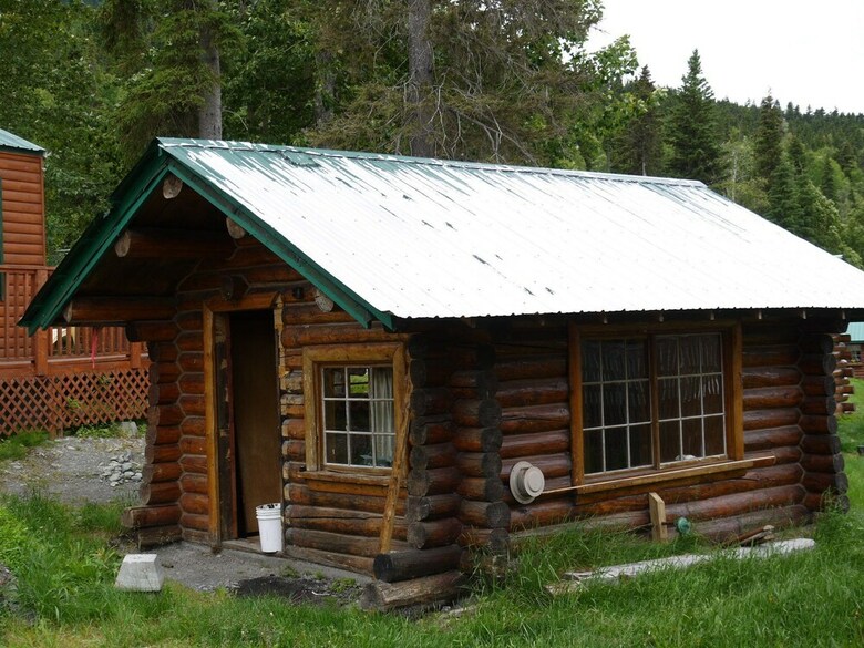 Cabana Gwin's Lodge & Roadhouse Est. 1952