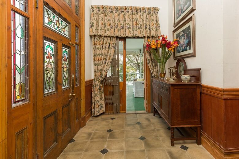 Bed & Breakfast Royston Hall Guesthouse