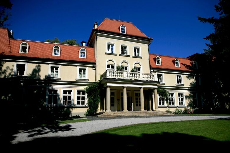 Hotel Dw�r Sierak�w