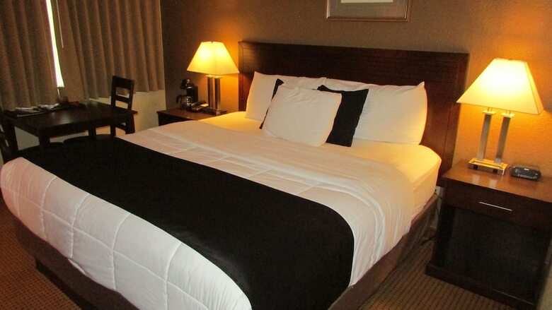 Hotel Fairbridge Inn & Suites