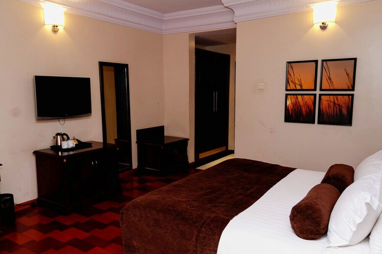 Owu Crown Hotel