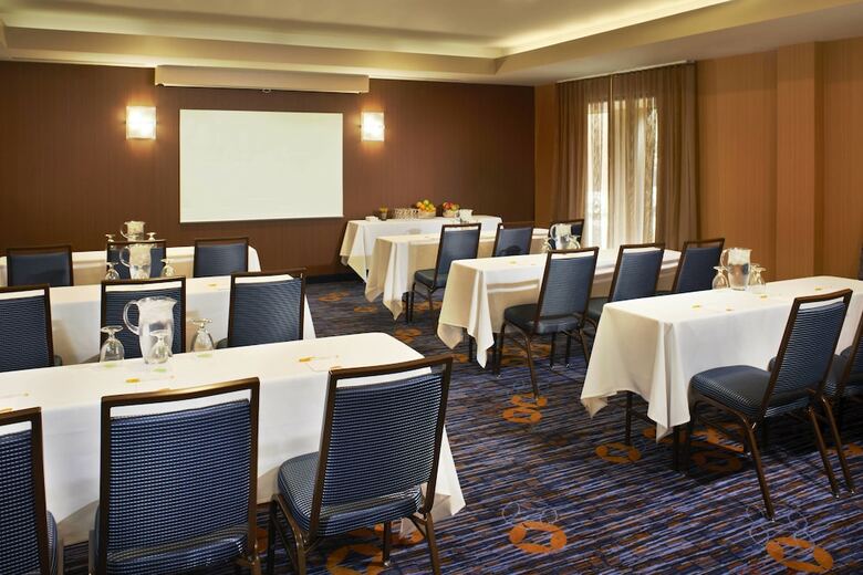 Hotel Courtyard By Marriott Cleveland Airport North
