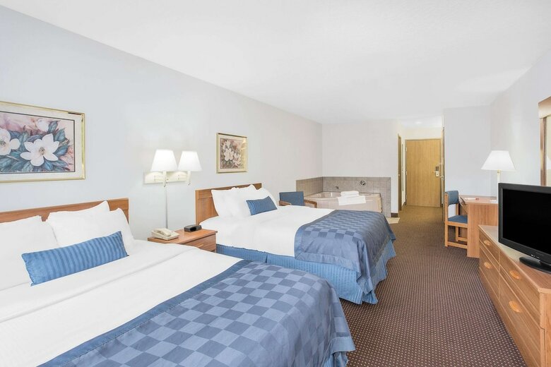 Hotel Ramada By Wyndham Hancock Waterfront