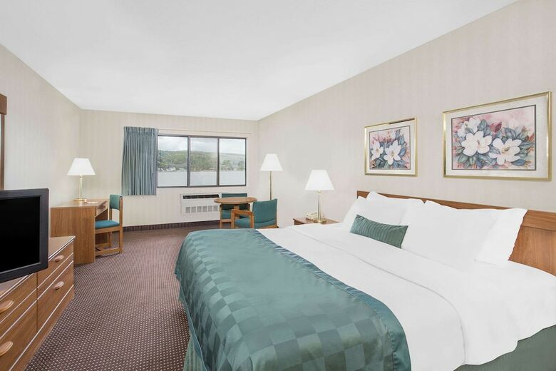 Hotel Ramada By Wyndham Hancock Waterfront