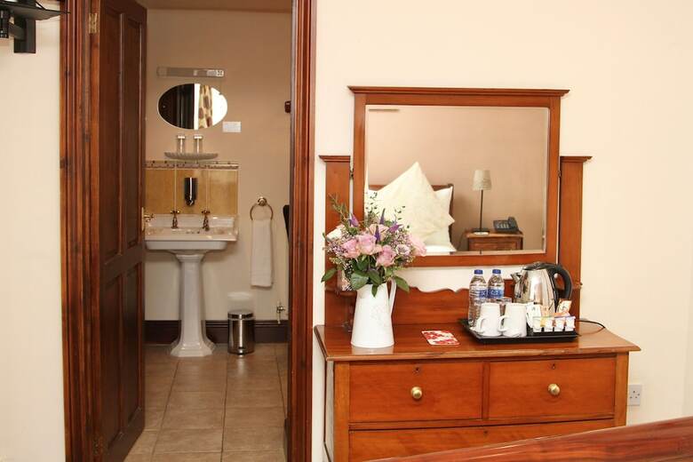 Haselbury Mill Hotel And Restaurant