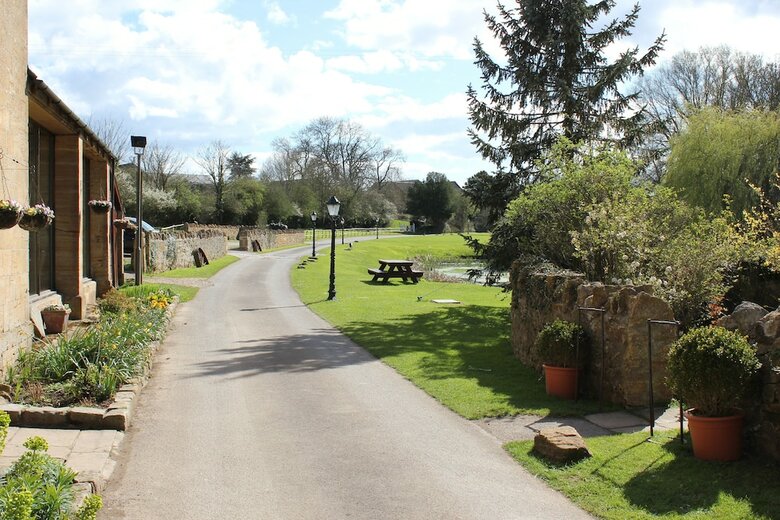 Haselbury Mill Hotel And Restaurant
