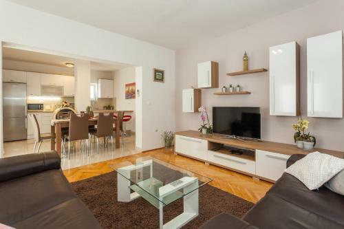 Dama Apartment