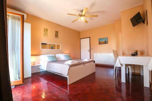 Hostal Apartments And Rooms Sinka