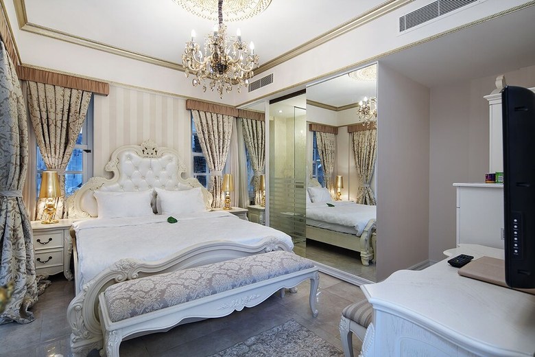 Elegance East Hotel - Boutique Class