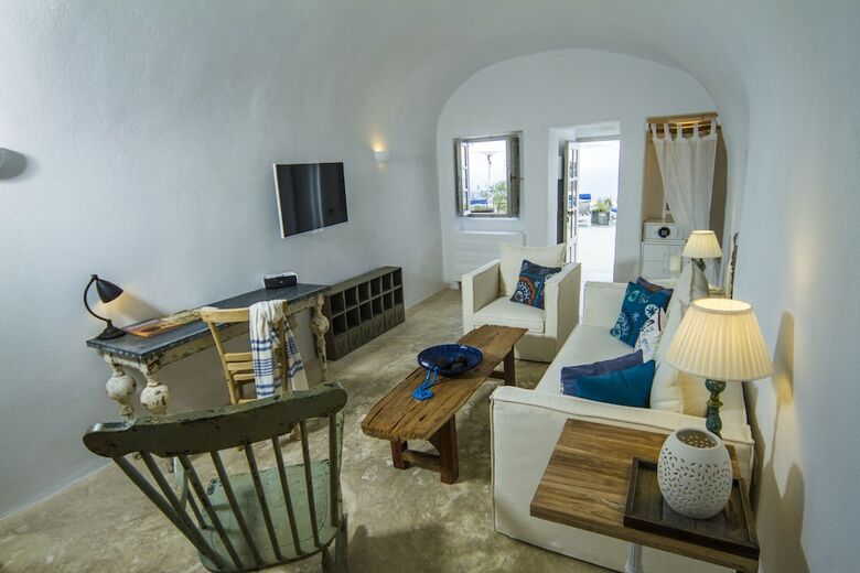 Iconic Santorini, A Boutique Cave Hotel
