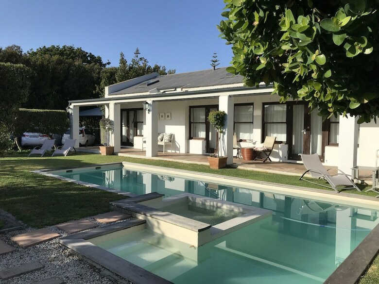 Hotel Sixteen Guest House On Main