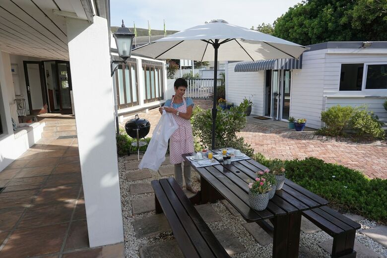 Hotel Sixteen Guest House On Main