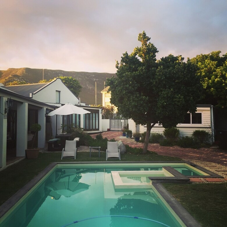 Hotel Sixteen Guest House On Main