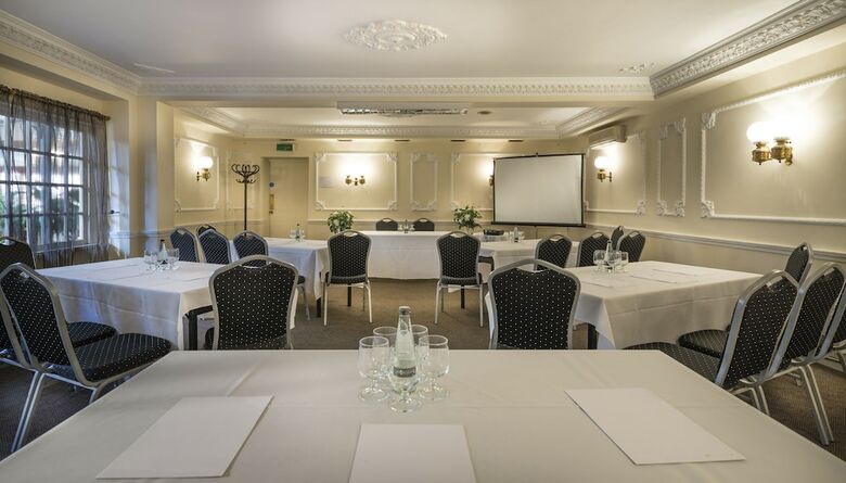 The Admiral Rodney Hotel