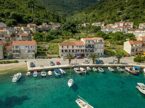 Divna Apartments And Rooms