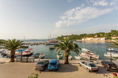 Divna Apartments And Rooms
