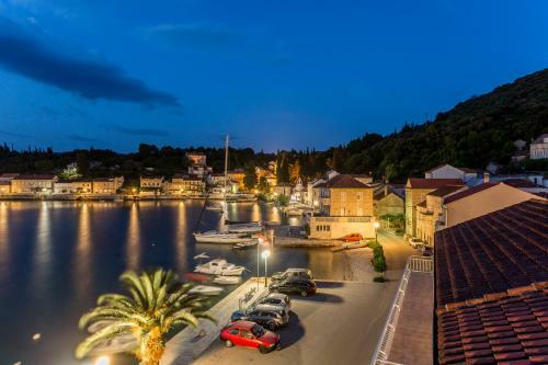 Divna Apartments And Rooms