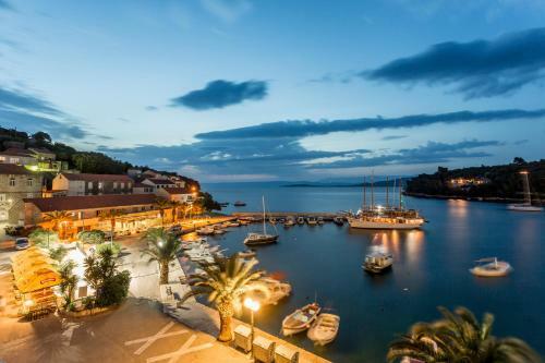 Divna Apartments And Rooms