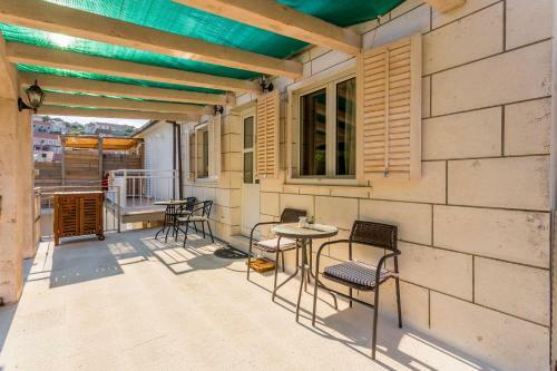 Divna Apartments And Rooms