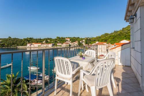 Divna Apartments And Rooms