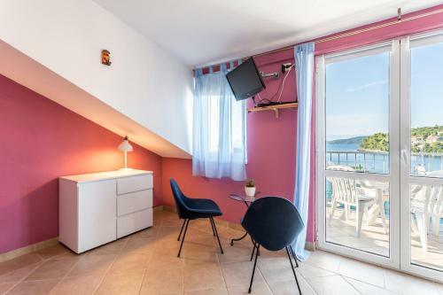 Divna Apartments And Rooms