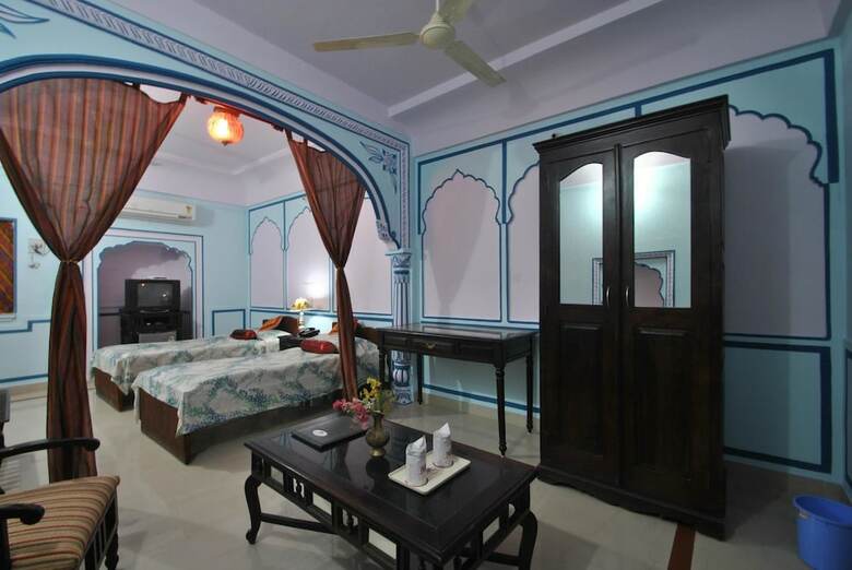 Hotel Rawla Mrignayani Palace