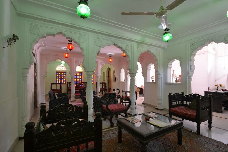 Hotel Rawla Mrignayani Palace