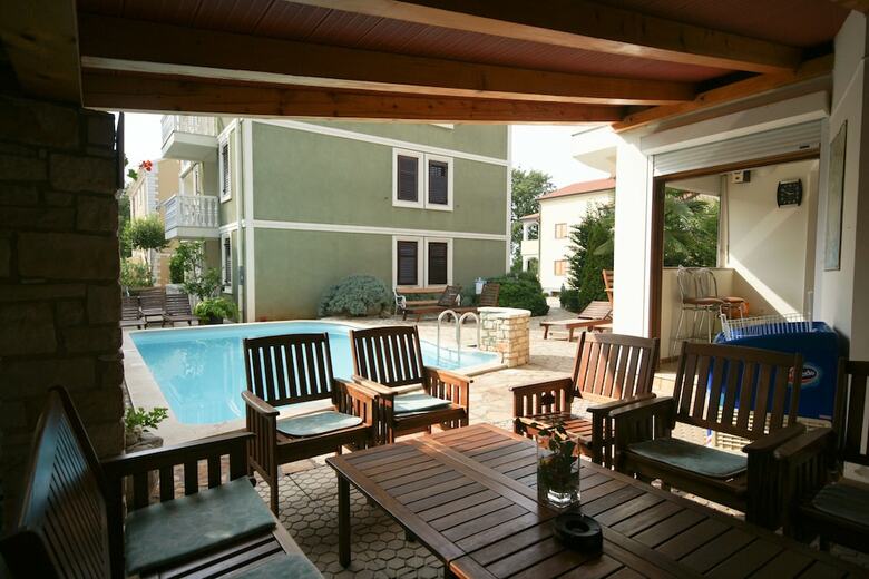 Apartments And Rooms Degra