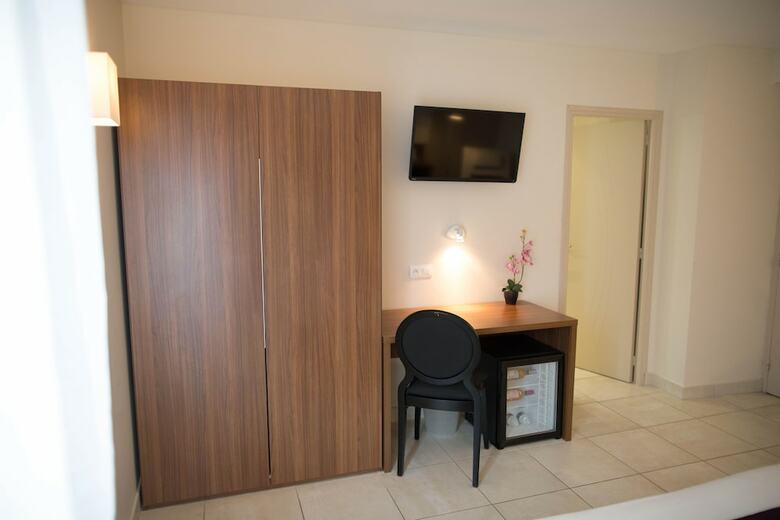 Hotel H�tel Holidays & Work