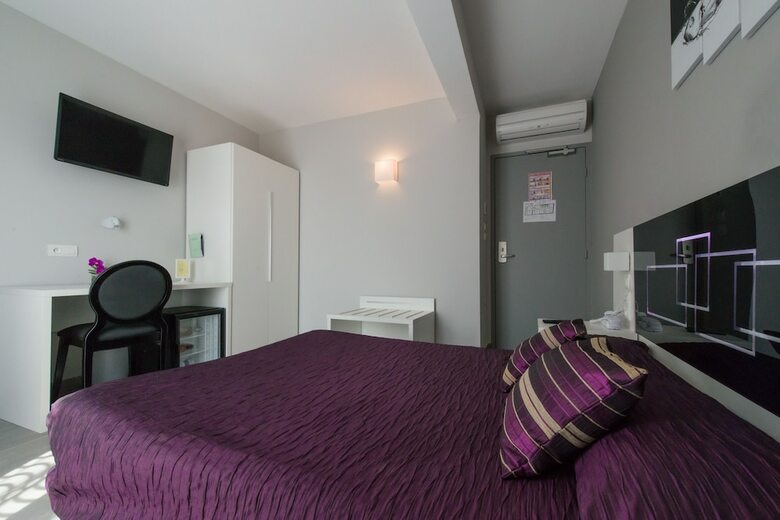 Hotel H�tel Holidays & Work