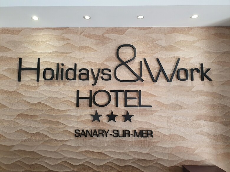 Hotel H�tel Holidays & Work