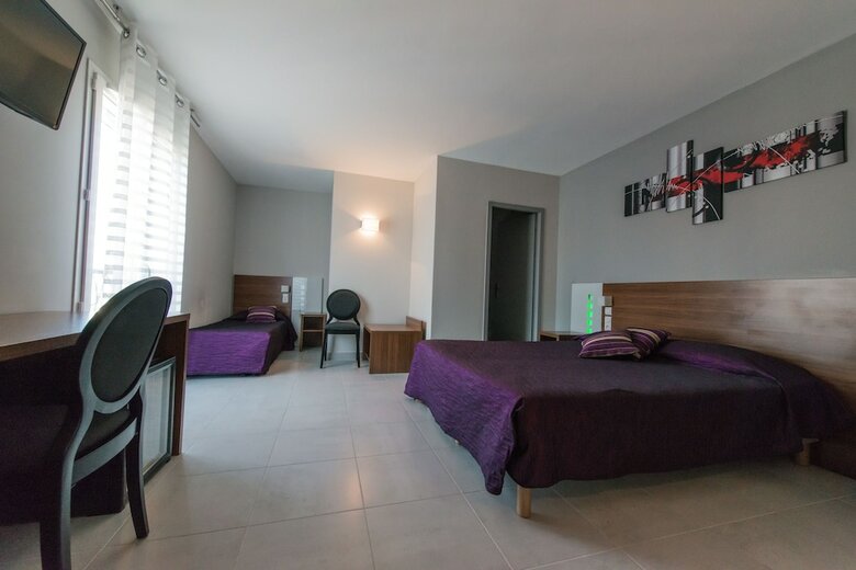 Hotel H�tel Holidays & Work