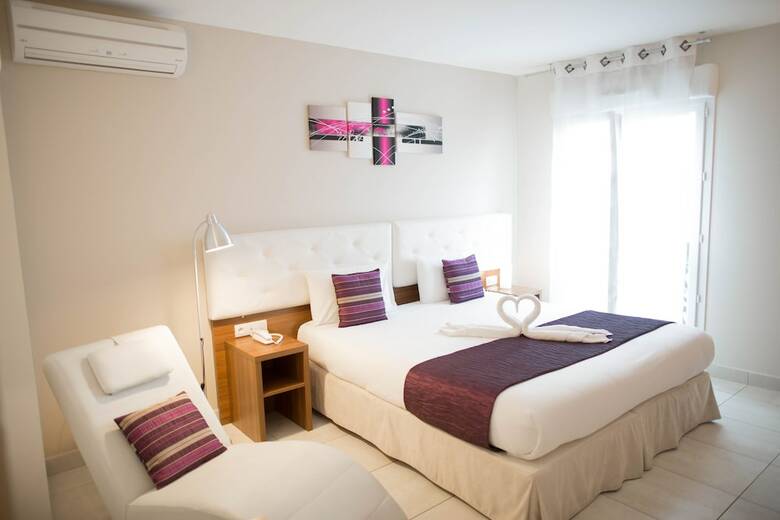 Hotel H�tel Holidays & Work