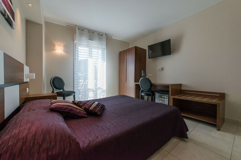 Hotel H�tel Holidays & Work